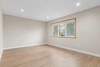 3808 Lodestone Ln in Eagan, MN - Foto de edificio - Building Photo