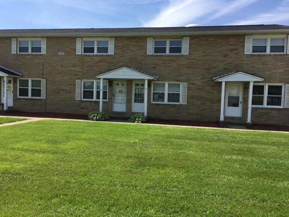 2114 Kenyon St in Louisville, OH - Building Photo