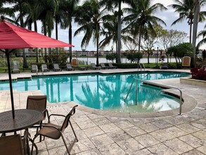 4151 San Marino Blvd-Unit -308 in West Palm Beach, FL - Foto de edificio - Building Photo