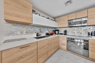 16385 Biscayne Blvd in North Miami Beach, FL - Building Photo - Building Photo