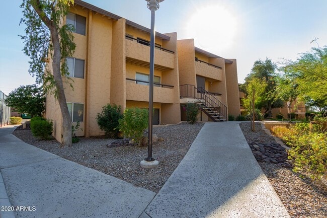 8055 E Thomas Rd in Scottsdale, AZ - Foto de edificio - Building Photo