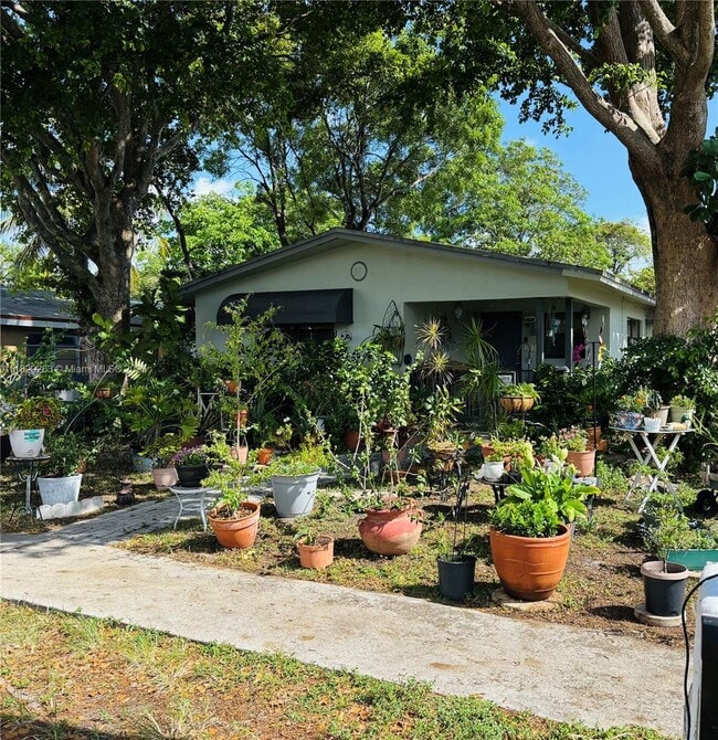 222 SW 9th St, Unit 2 in Dania Beach, FL - Building Photo - Building Photo
