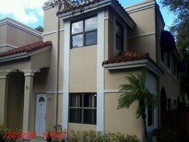 513 Racquet Club Rd in Weston, FL - Building Photo