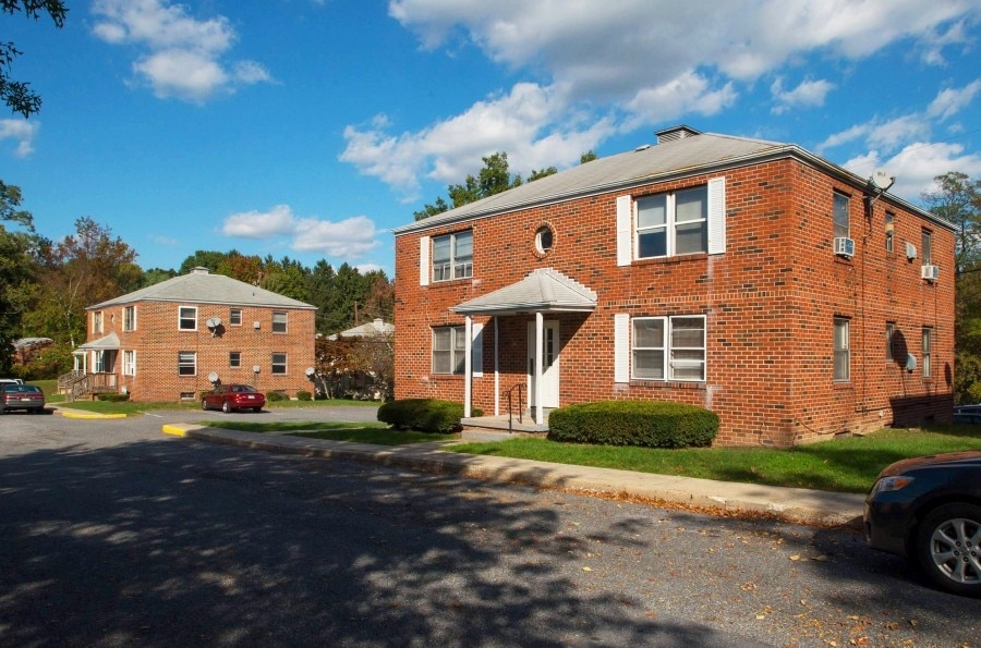 Locust Grove Apartments in Lower Paxton, PA - Building Photo