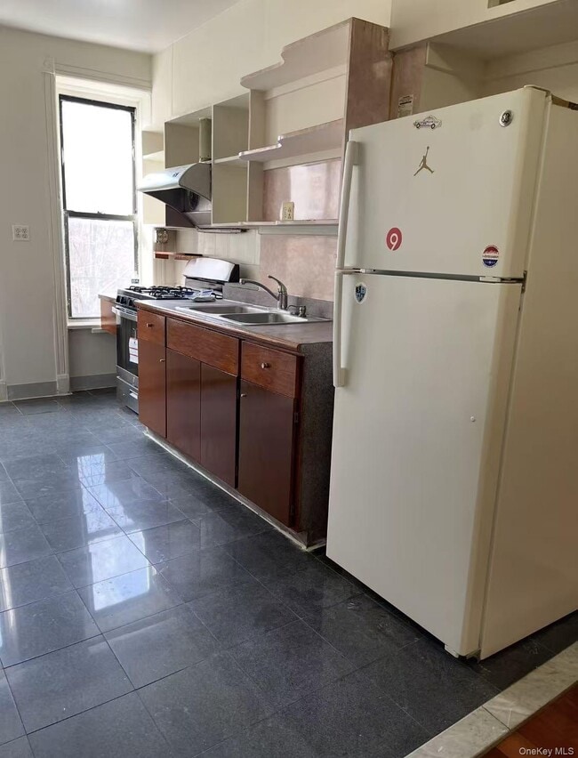 property at 185 Menahan St