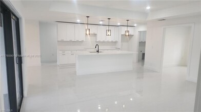 1215 Bayou St E in Lehigh Acres, FL - Foto de edificio - Building Photo