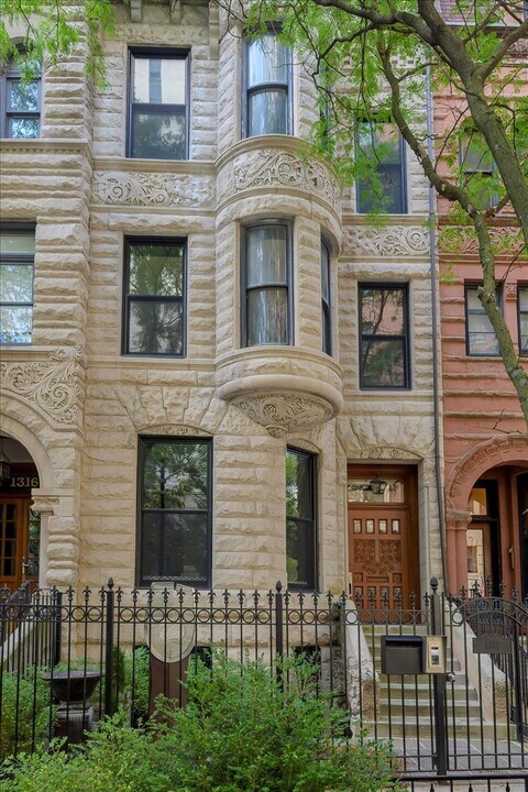 1318 N Astor St in Chicago, IL - Building Photo