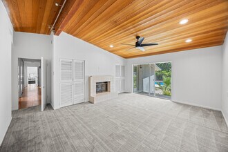 255 W Camino Buena Vista in Palm Springs, CA - Building Photo - Building Photo