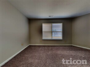 2421 Ross Common Ct in Indianapolis, IN - Foto de edificio - Building Photo