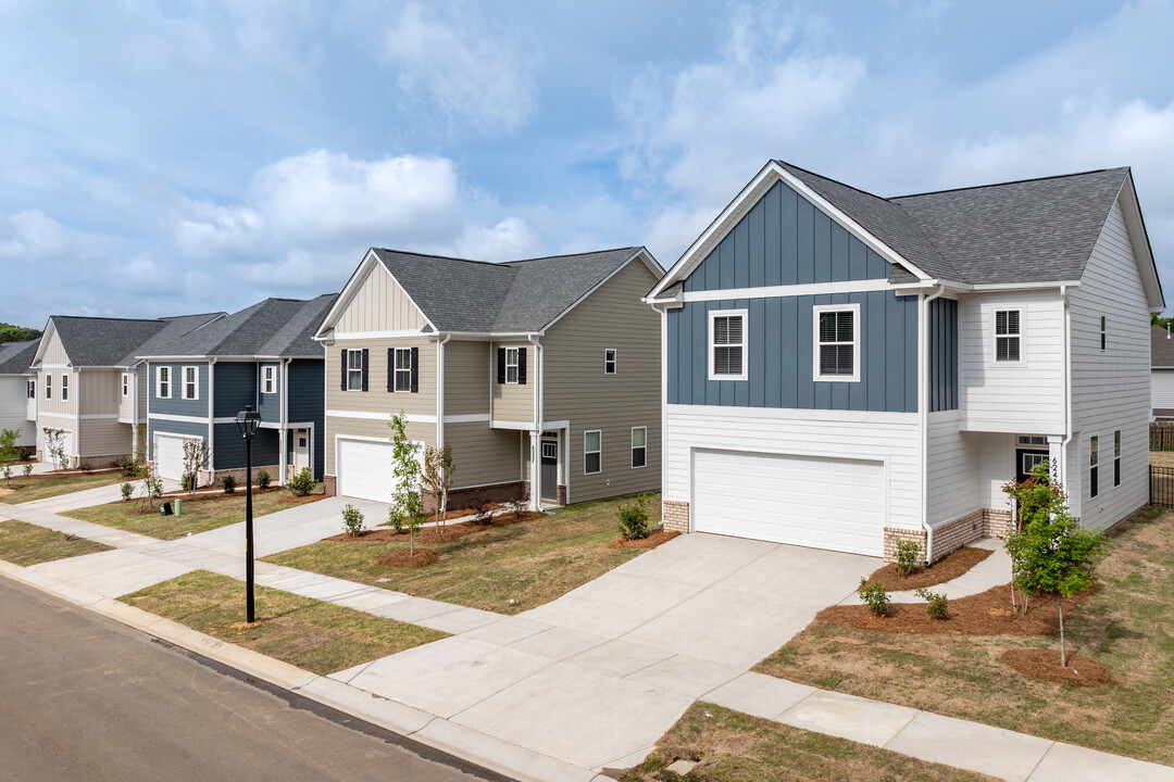 Hadley Crossing in Charlotte, NC - Building Photo