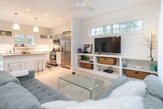 21 Richards Dr in Sag Harbor, NY - Building Photo - Building Photo