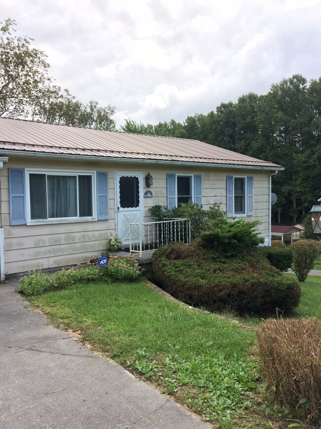 422 Charwood Dr in Princeton, WV - Building Photo - Building Photo