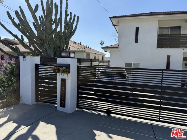 property at 10559 Tujunga Canyon Blvd