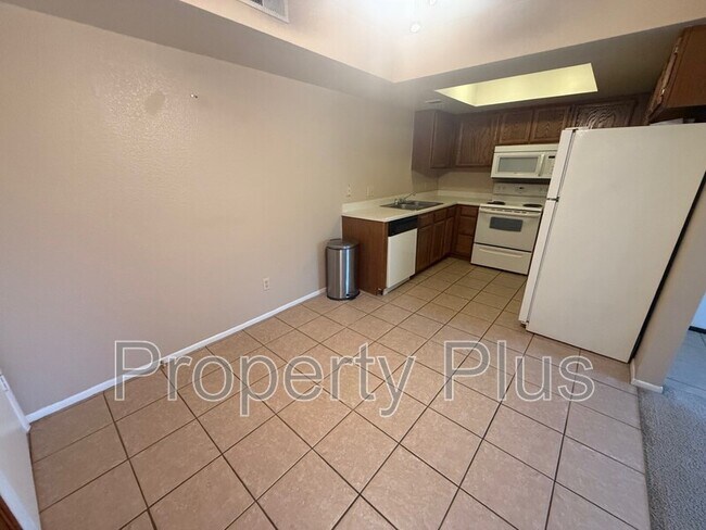 1075 E Chandler Blvd in Chandler, AZ - Building Photo - Building Photo