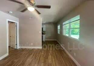 731 N Davis Dr in Warner Robins, GA - Building Photo - Building Photo