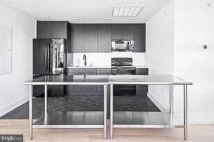 965 Frankford Ave in Philadelphia, PA - Building Photo