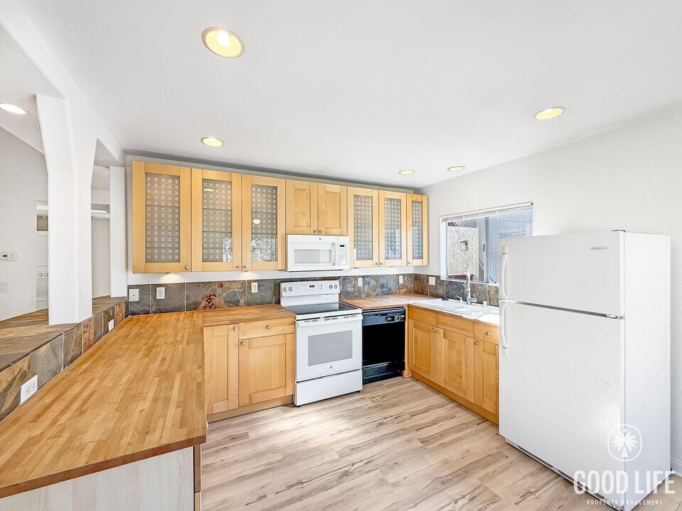 5543 Adobe Falls Rd in San Diego, CA - Building Photo