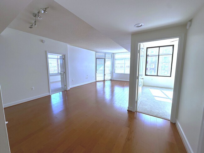 3650 S Glebe Rd, Unit 742 in Arlington, VA - Foto de edificio - Building Photo