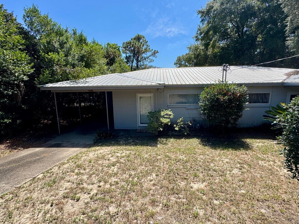323 Washington Ave in Valparaiso, FL - Building Photo