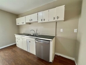 326 Circle Way St in Lake Jackson, TX - Building Photo - Building Photo