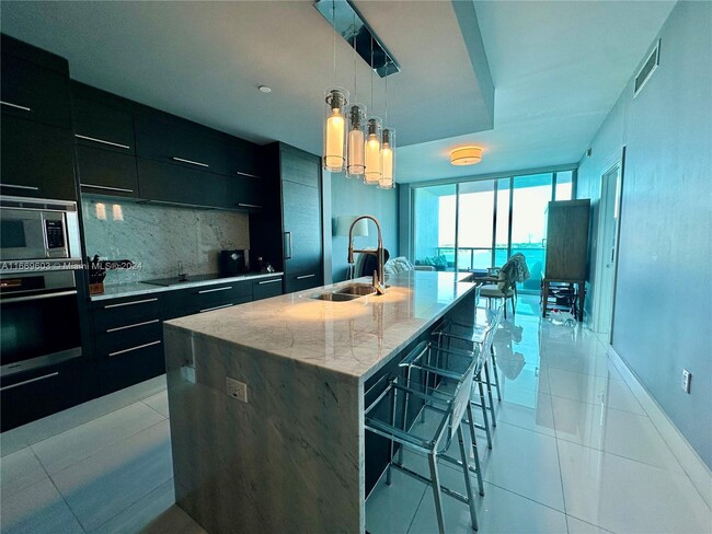 900 Biscayne, Unit 1903 in Miami, FL - Building Photo - Building Photo