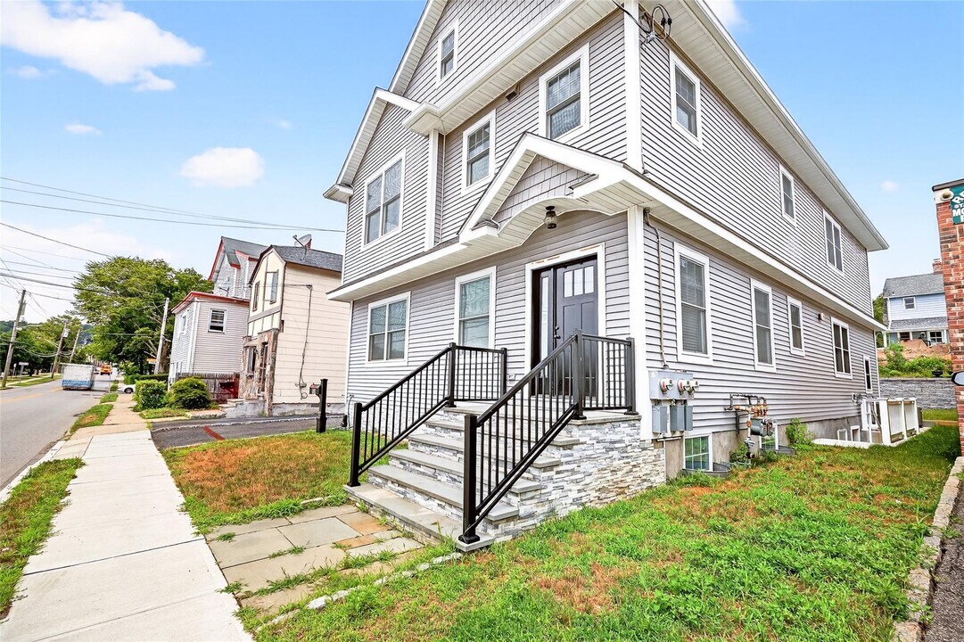 91 Marble Ave in Pleasantville, NY - Building Photo