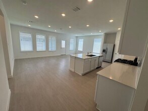 10321 Woodhill Spa Ln in Cleveland, TX - Building Photo - Building Photo