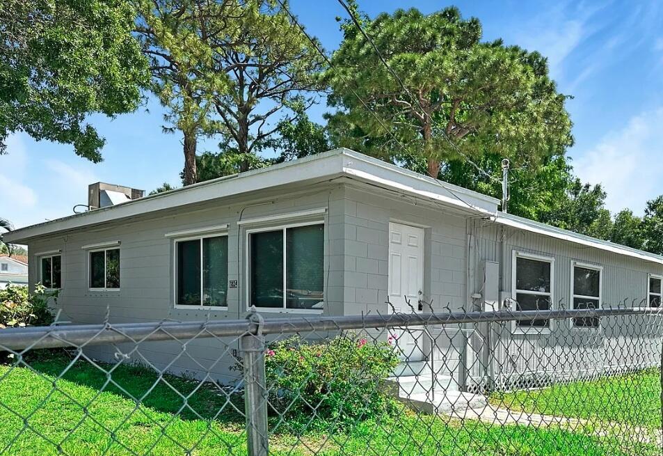 1824 S 29th St in Fort Pierce, FL - Building Photo