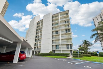 5400 N Ocean Dr in Riviera Beach, FL - Building Photo - Building Photo