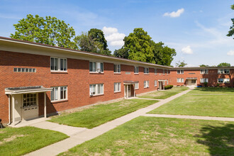 Highland Manor in Rochester, NY - Building Photo - Building Photo