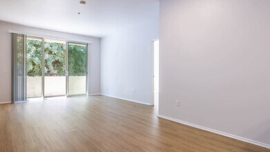 Lindley in Encino, CA - Foto de edificio - Building Photo