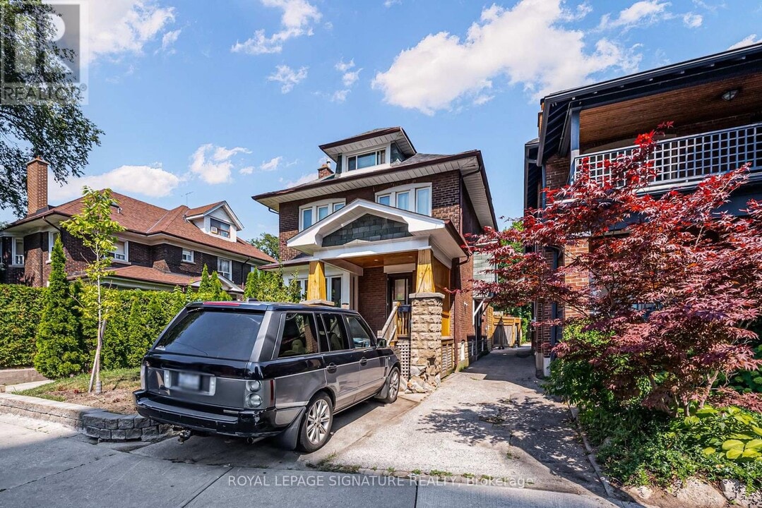 21 Robina Ave in Toronto, ON - Building Photo