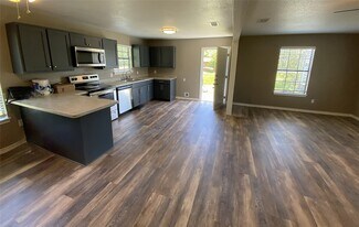 1502 Daffan Ave in Ennis, TX - Building Photo