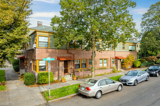 2025 SE Caruthers St in Portland, OR - Foto de edificio - Building Photo