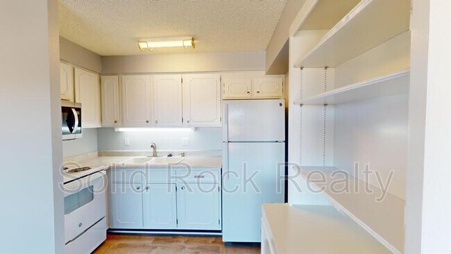 411 Lakewood Cir in Colorado Springs, CO - Building Photo - Building Photo