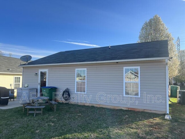 788 Bitting Hall Cir in Rural Hall, NC - Building Photo - Building Photo