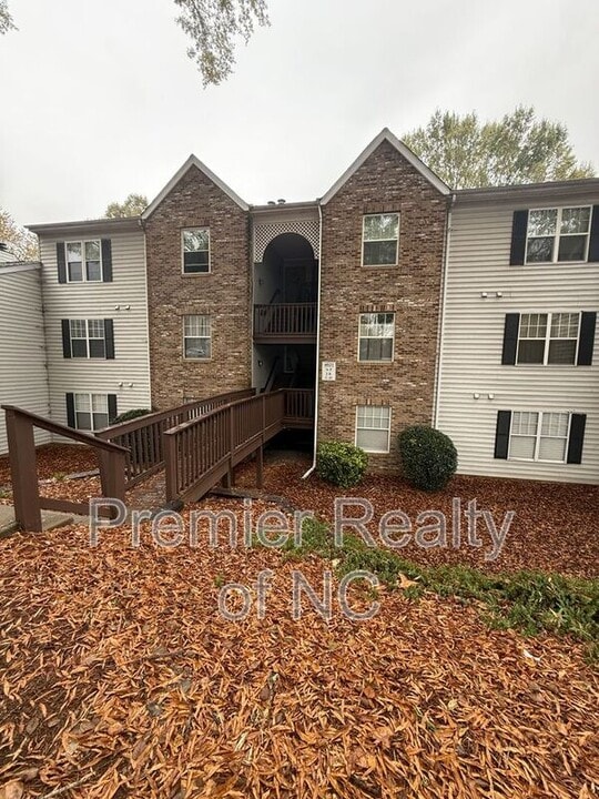 4021 Whirlaway Ct in Clemmons, NC - Foto de edificio