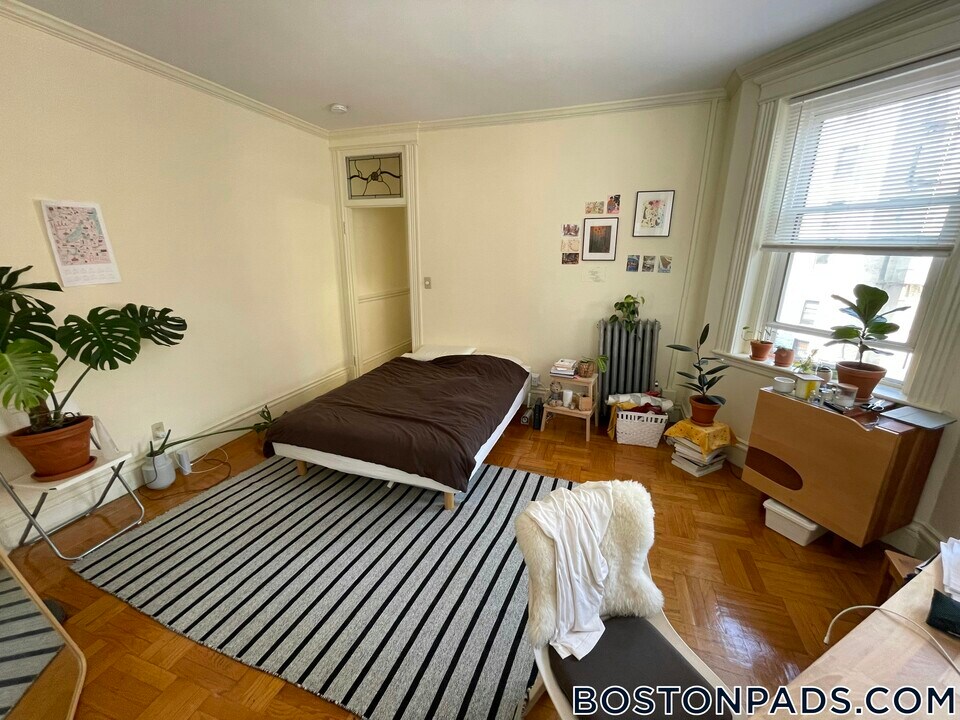 16 Queensberry St in Boston, MA - Building Photo