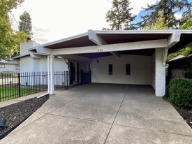 930 Reddy Ave in Medford, OR - Building Photo