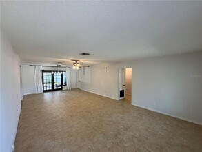422 Crosswinds Dr in Palm Harbor, FL - Building Photo - Building Photo