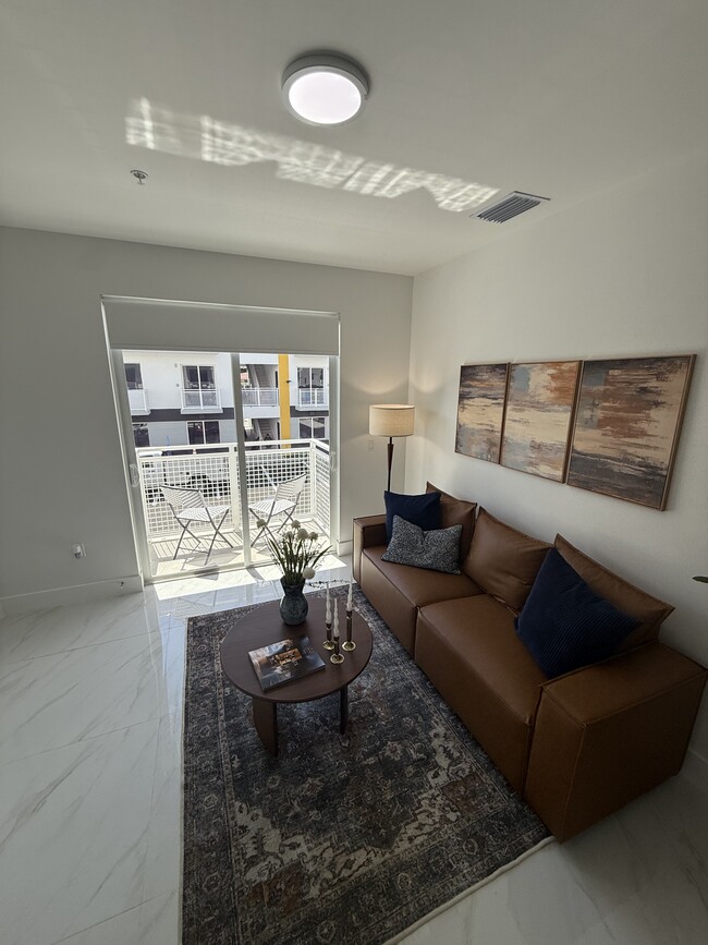 725 E 23rd St, Unit B2 in Hialeah, FL - Building Photo - Building Photo