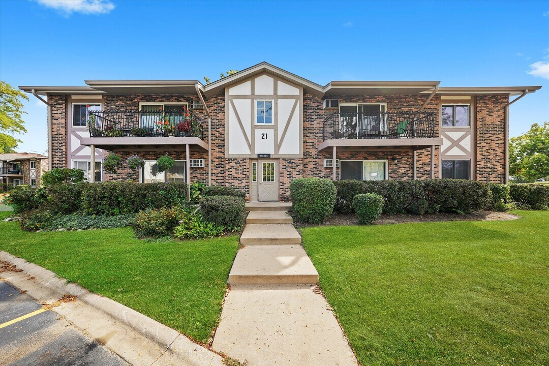 9S125 Lake Dr in Willowbrook, IL - Building Photo