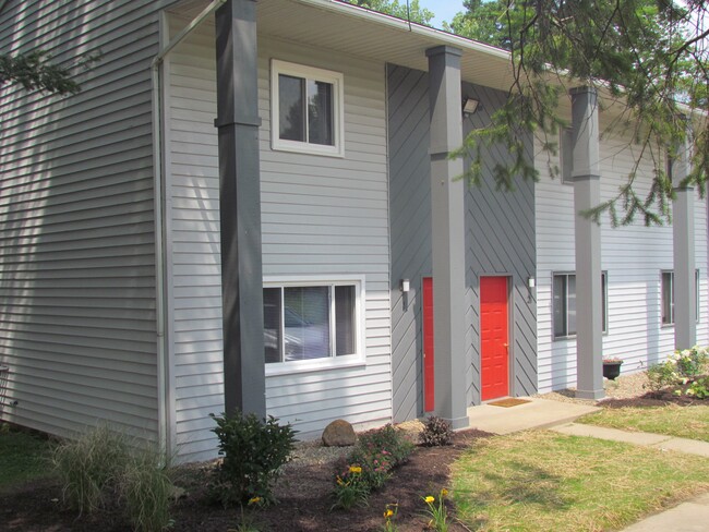 240 Collier Dr, Unit 6 in Doylestown, OH - Foto de edificio - Building Photo