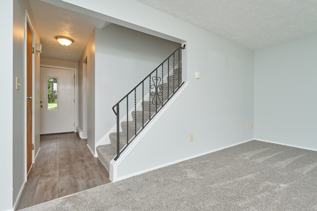 Hilltop View Apartments & Townhomes in Spencerport, NY - Building Photo - Interior Photo