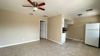 3840 Belmont St, Unit 2 in Ft. Myers, FL - Foto de edificio - Building Photo