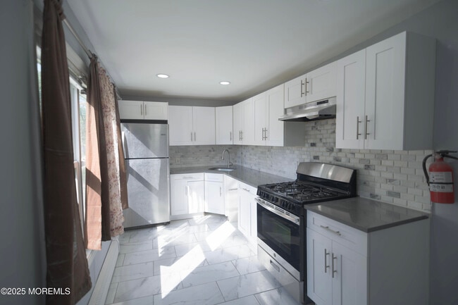 59 Charles St in Matawan, NJ - Foto de edificio - Building Photo