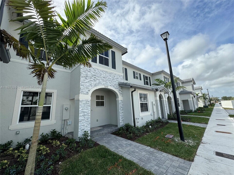 16242 SW 292nd St in Homestead, FL - Building Photo