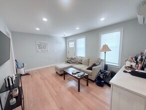 197 Arlington St, Unit 2 in Quincy, MA - Foto de edificio - Building Photo