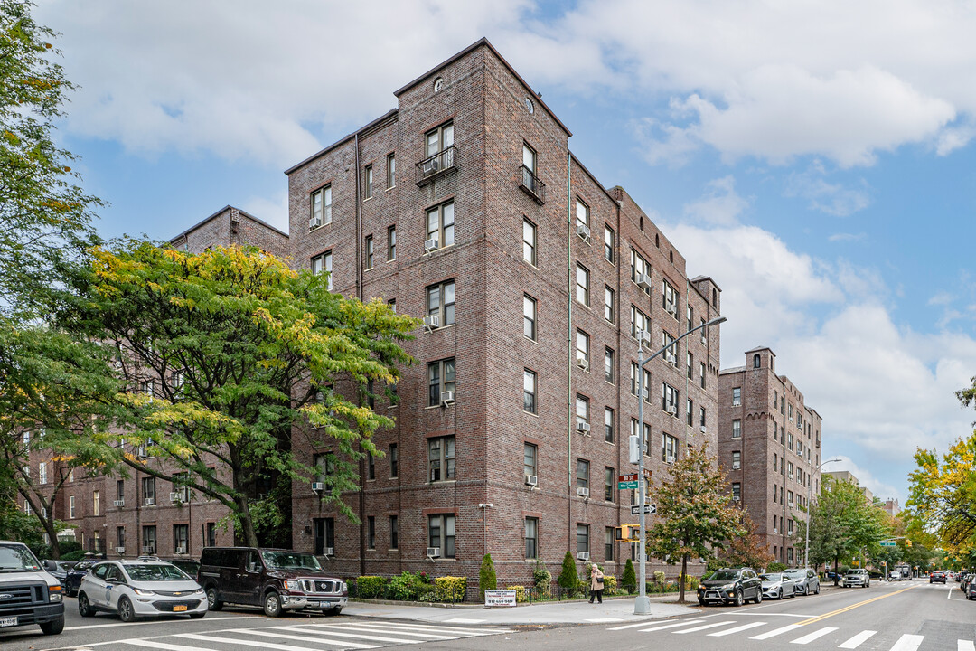 Stratford Hall Condominium in Flushing, NY - Building Photo