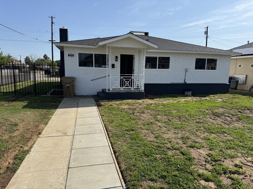 1201 El Tejon Ave in Bakersfield, CA - Building Photo